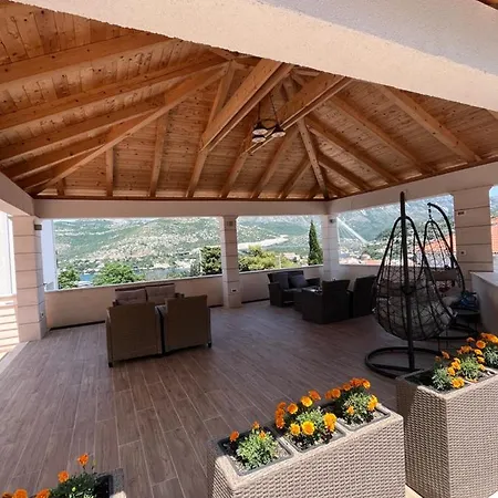 Luxury Apartment *