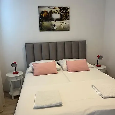 Luxury Apartment *