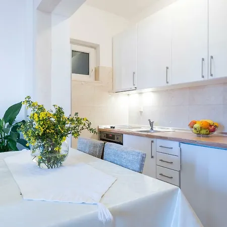 Luxury Apartment *