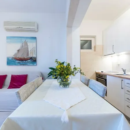 Luxury Apartment *