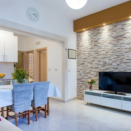 Luxury Apartment *