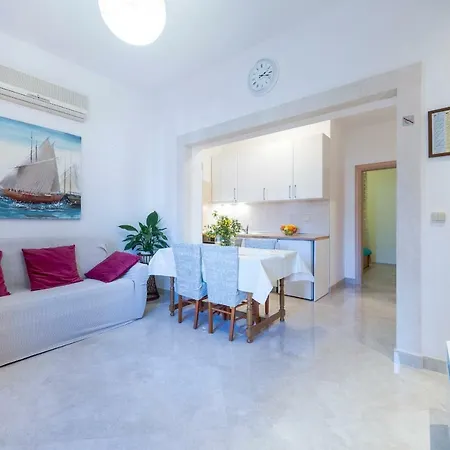 Luxury Apartment *